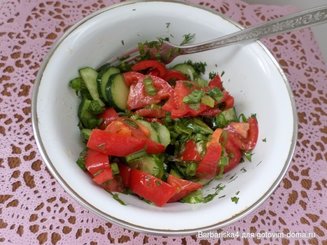 Салат из помидор с огурцами - что может быть нового?