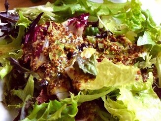 Салат с луком и заправкой из зерновой горчицы