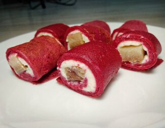Свекольные блины с сыром и сельдью