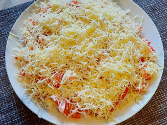 Салат из ветчины с сыром