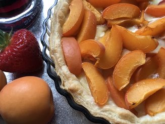 Тарт  с камамбером и абрикосами