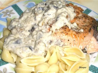 Семга со сливочным соусом и грибами