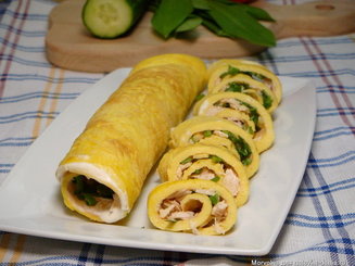 Рулет из омлета с курицей