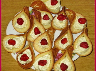 "Фунтики" с клубникой и творожным кремом