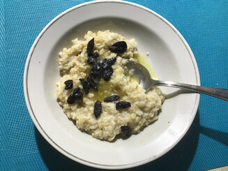 Овсяная каша с изюмом и мёдом от английских пенсионеров