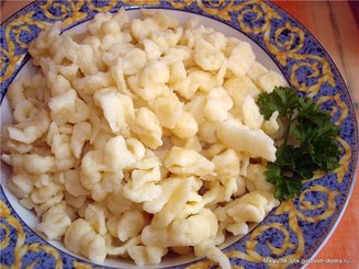 Шпецле с шампиньонами и беконом