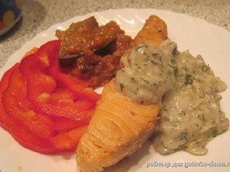 Семга со сливочным соусом и грибами