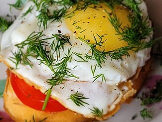 Сэндвич с сыром, помидором и яйцом
