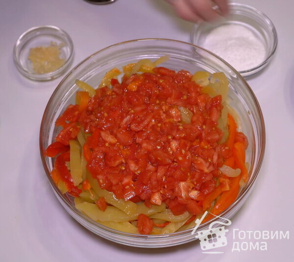 Полезный салат из разноцветных перцев фото к рецепту 7