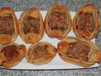 Пиде (турецкие лепешки) с фаршем, фетой и помидорами