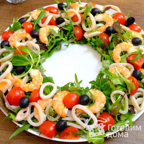 Салат с кальмарами, креветками и новым соусом
