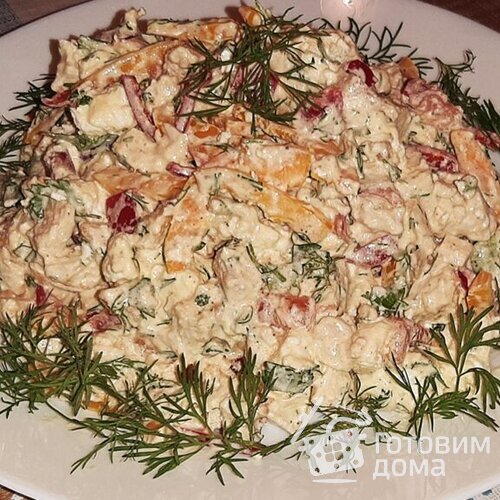 Салат с курицей, сыром «Фета» и овощами