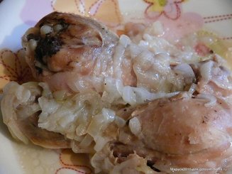 Курица, тушенная с луком