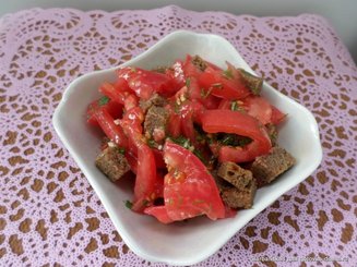 Хлебный салат с помидорами и луком