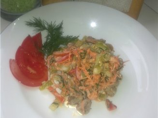 Салат с курицей, перцем и морковью