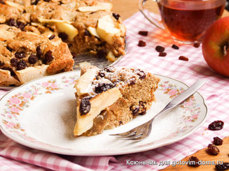 Яблочный пирог с миндалем и изюмом