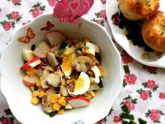 Весенний грибной салат с редисом, яйцами и кукурузой