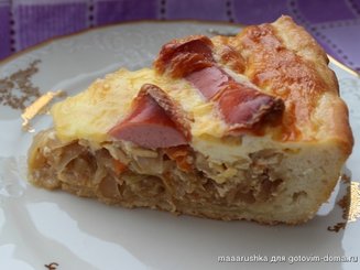Пирог с кислой капустой и сосисками