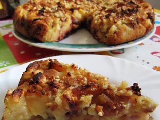 Пирог со сливами и яблоками
