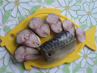 Соленая скумбрия с черносливом