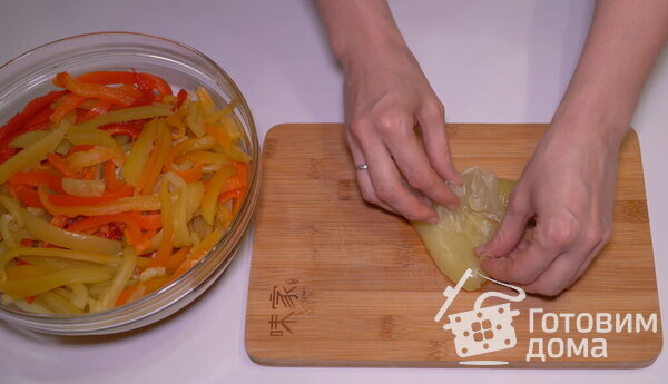 Полезный салат из разноцветных перцев фото к рецепту 3