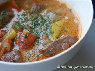 Свинина, тушеная с вином и перцем