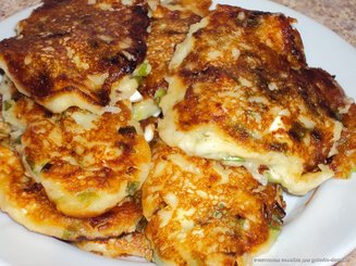 Оладьи с яйцом и зеленым луком