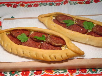 Пидэ с колбасой (турецкая пицца)