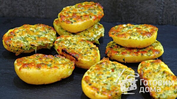 Картофель запеченный в духовке под ароматной хрустящей корочкой фото к рецепту 5