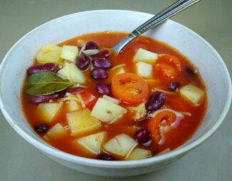 Томатный суп с красной фасолью