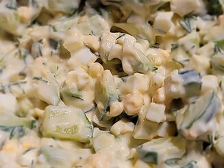 Весенний салат с авокадо, яйцом и огурцом