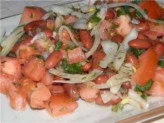 Салат из помидор и красной фасоли