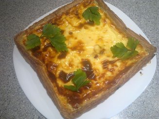 Французский сырный киш с луком, ветчиной и петрушкой