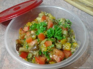 Салат из запеченных баклажанов, помидоров и перца