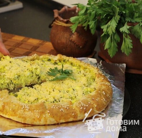 Сочный пирог с молодой капустой, яйцами и зеленью