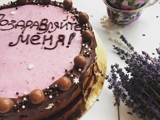 Шоколадный торт с черной смородиной