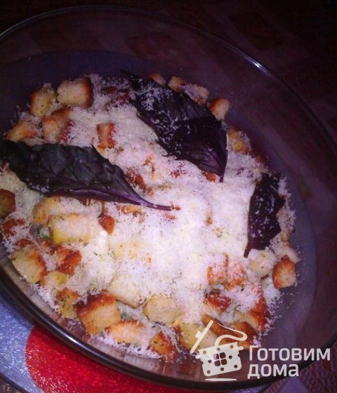 Салат с сыром Дор-Блю и сухариками.
