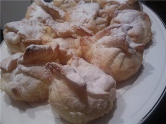 Слойки - пирожки с маскарпоне и вишней