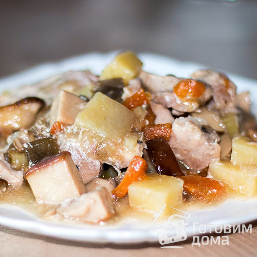 Картошка в горшочках с мясом и грибами