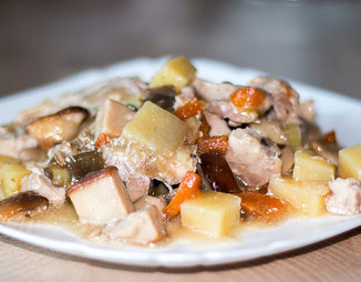 Картошка в горшочках с мясом и грибами