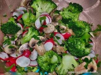 Салат с редисом, грибами и брокколи
