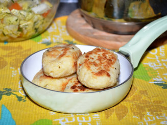 Картофельные зразы с капустой, грибами и солёными огурцами
