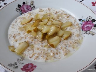 Овсянка с карамелизированной грушей