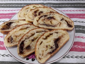 Творожный рулет с яблоками и шоколадом