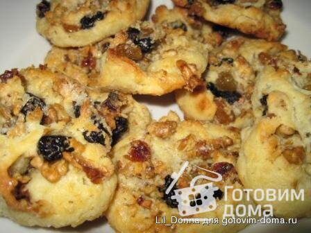 Творожное печенье с орехами и изюмом