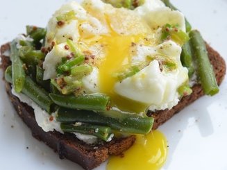 Smørrebrød - Датский бутерброд с фасолью и яйцом пашот
