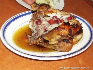 Фаршированая курица рисом и сладкой вишней