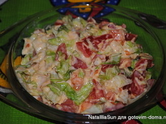 Салат из пекинской капусты с помидорами