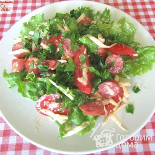 Салат с сыром и охотничьими колбасками