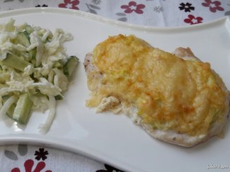 Куриное филе под кабачковой шубой